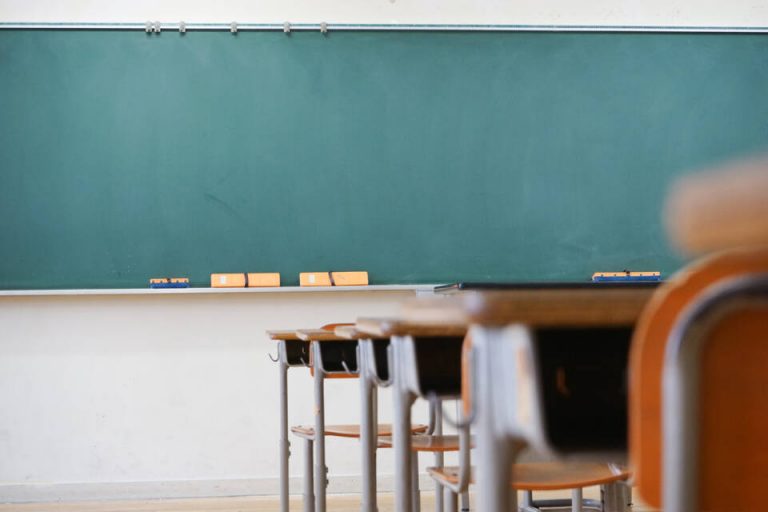 Σχολεία: Επιστροφή στα θρανία με νέους όρους – Τι αλλάζει σε απουσίες, αποβολές και χρήση smartphones