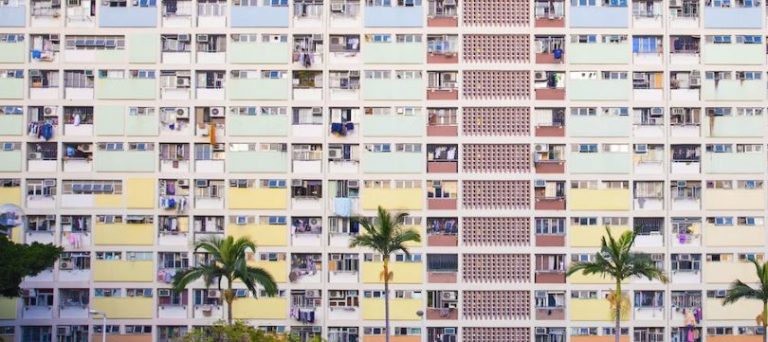 Αναιρώντας στην πράξη το δικαίωμα στη στέγη