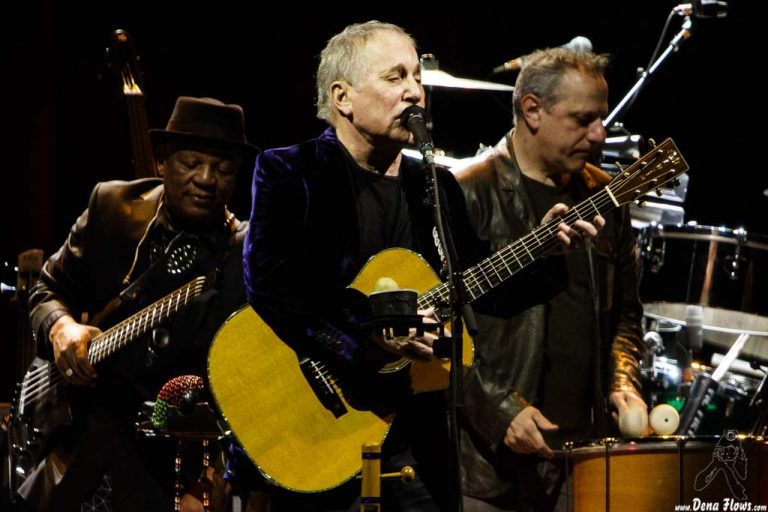 Ο Πολ Σάιμον επιστρέφει στις ζωντανές εμφανίσεις παρά την απώλεια ακοής