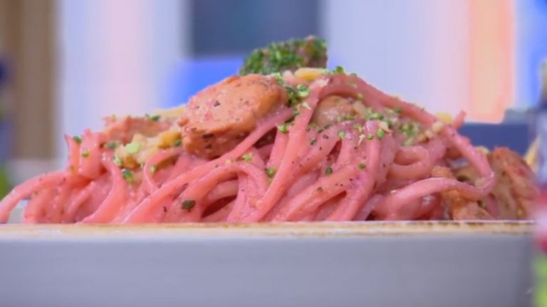 Συνταγή: Λιγκουίνι με πέστο παντζαριού και κοτόπουλο