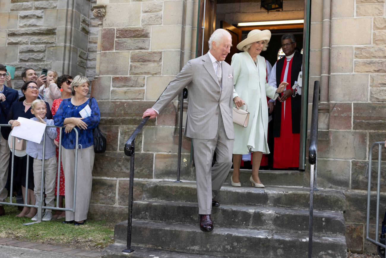 Εικόνα με τον βασιλιά Κάρολος και τη βασίλισσα Καμίλα να αποχωρούν από την εκκλησία Saint Thomas