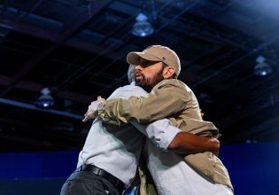 Ο Μπαράκ Ομπάμα ράπαρε στίχους του Eminem σε συγκέντρωση της Καμάλα Χάρις