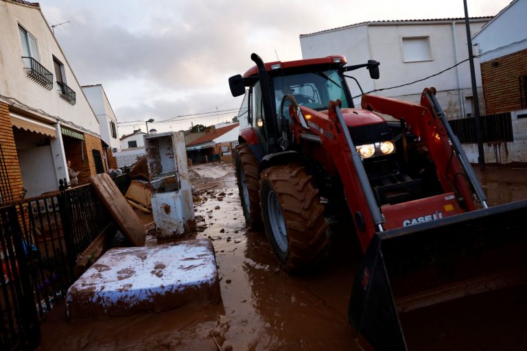 Πλημμύρες στην Ισπανία: Ο Πέδρο Σάντσεθ κάλεσε τους κατοίκους να μείνουν στα σπίτια τους