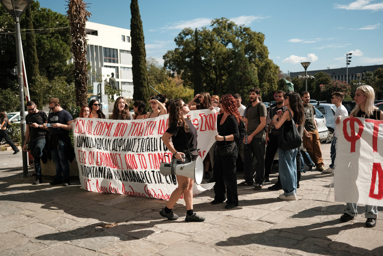 Ένταση στο ΑΠΘ: Επέμβαση της αστυνομίας μετά από διαμαρτυρία φοιτητών στον πρύτανη