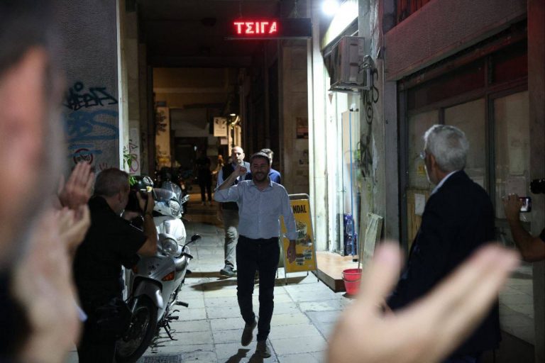 Οι αρχηγοί στα κόμματα δεν είναι ονόματα στη μαρκίζα μπουζουξίδικου για να αλλάζουν με τη σαιζόν