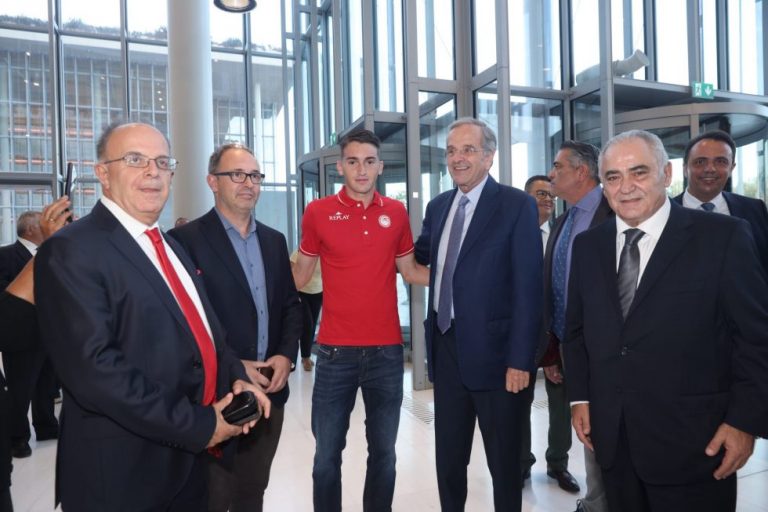 Ο Ολυμπιακός βραβεύτηκε από το Επαγγελματικό Επιμελητήριο Αθηνών για την κατάκτηση του Conference League