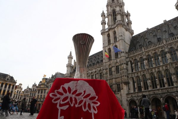 «Τρέλα» και στις Βρυξέλλες για τις ευρωκούπες του Ολυμπιακού (pics)