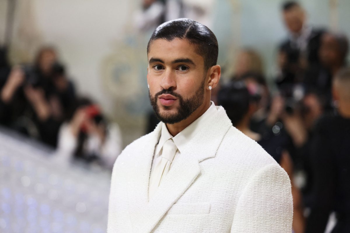 Ο Bad Bunny δεν γέλασε με το ρατσιστικό αστείο που ακούστηκε στη συγκέντρωση του Τραμπ