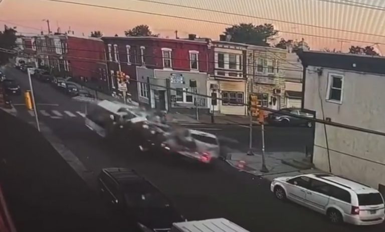 ΗΠΑ: Βανάκι με ανήλικους παραβίασε το κόκκινο και συγκρούστηκε σφοδρά με άλλο όχημα – Βίντεο από το τροχαίο