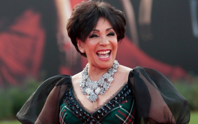 Σίρλεϊ Μπάσεϊ: Έβγαλε σε δημοπρασία συλλογή κοσμημάτων της και κατέρριψε κάθε ρεκόρ