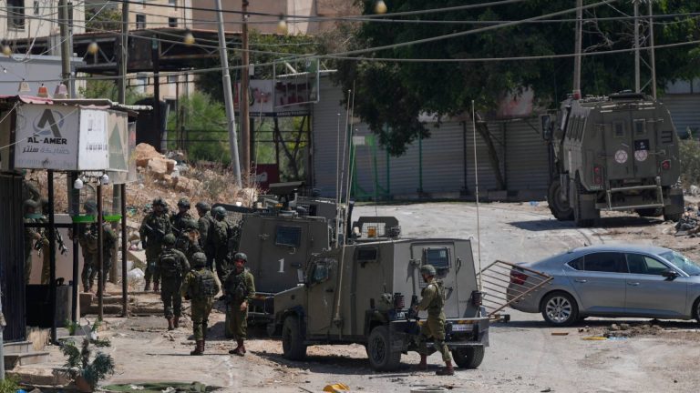 Δυτική Όχθη: Δεκάδες νεκροί και τραυματίες από ισραηλινή επιδρομή σε προσφυγικό καταυλισμό