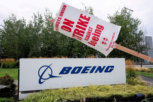 Ούτε βήμα πίσω από τους εργαζόμενους της Boeing – Συνεχίζουν την απεργία