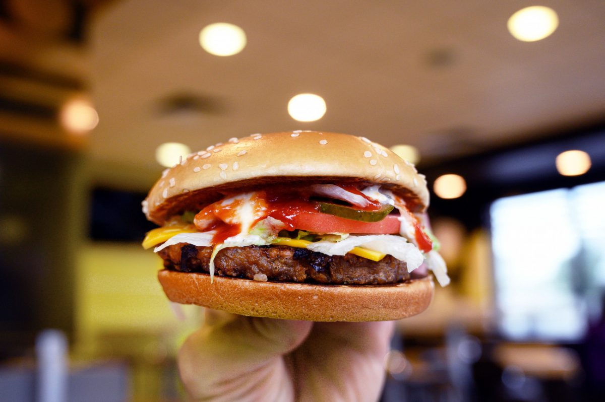 ΗΠΑ: Ενας νεκρός, δεκάδες άρρωστοι εξαιτίας βακτηρίου σε χάμπουργκερ διάσημης αλυσίδας
