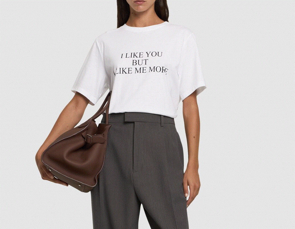 T-Shirt της Βικτόρια Μπέκαμ με σλόγκαν «Σε αγαπώ αλλά αγαπώ εμένα πιο πολύ»