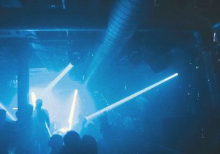 Βουλιαγμένης: Βίντεο ντοκουμέντο – Πούλμαν και ασθενοφόρα φόρτωναν παιδιά από το κλαμπ