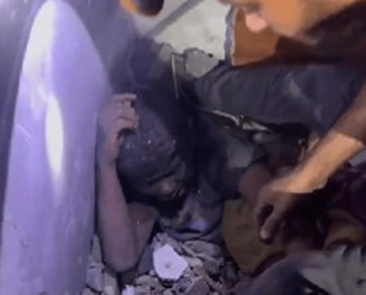 Γάζα: Συγκλονιστικό βίντεο με τη διάσωση παιδιών από τα ερείπια