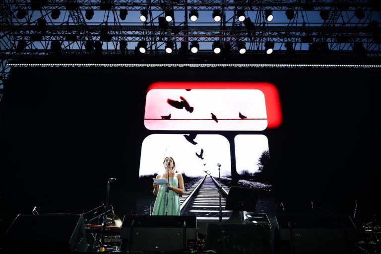 Καλλιμάρμαρο: Αν γλιτώσει το παιδί υπάρχει ελπίδα – Το κοριτσάκι που τραγουδά για τα Τέμπη