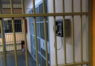 Νεκρός μετανάστης στο ΑΤ Αγίου Παντελεήμονα: «Έχουμε στοιχεία ότι βασανίστηκε»