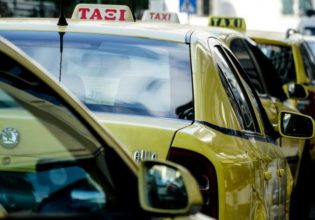 Ταξί: Αυτοκόλλητα ή πρόστιμα – Ξεκινά η αντιστροφή μέτρηση για τις ειδικές ταμπέλες POS