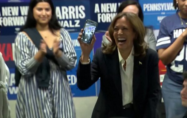 Εκλογές ΗΠΑ: Προσποιήθηκε η Κάμαλα Χάρις πως μιλά στο τηλέφωνο με ψηφοφόρο της;