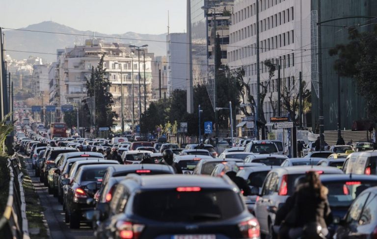 Κίνηση: Φρακαρισμένος ο Κηφισός – Καθυστερήσεις στο κέντρο της Αθήνας και στην Αττική Οδό