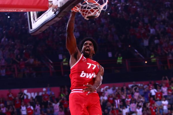 ΜακΚίσικ: «Ερυθρόλευκο το χρώμα του… καμβά της ζωής μου»