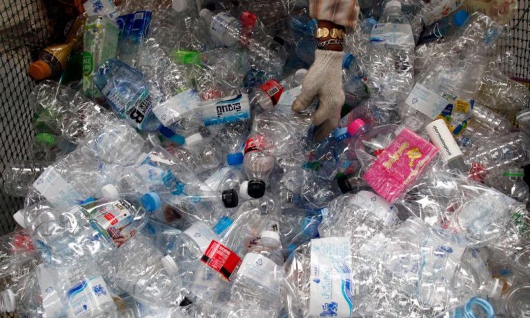 Μικροπλαστικά: Οι καθημερινές δραστηριότητες στο σπίτι εκπέμπουν σύννεφα πλαστικών σωματιδίων