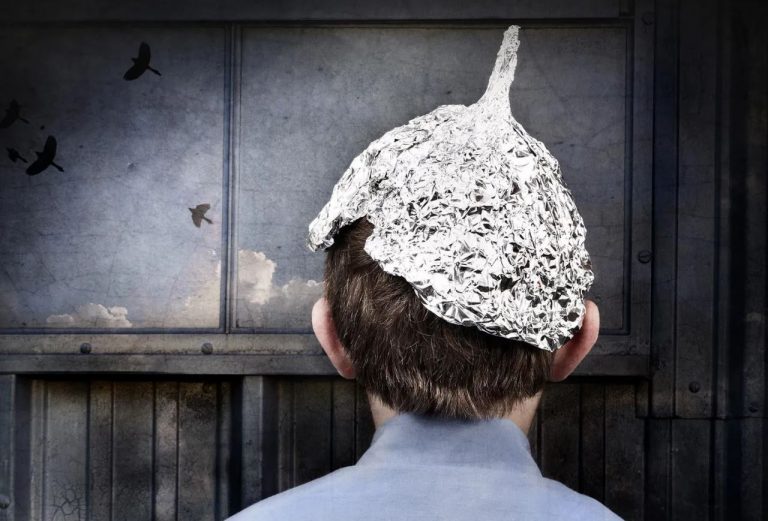 Οι θεωρίες συνωμοσίας παίρνουν likes: Πόσο εύκολα την πατάνε οι έφηβοι – Τι συμβαίνει στα social media