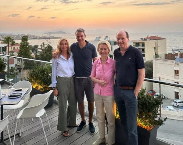 Ούρσουλα φον ντερ Λάιεν: «Καρφιά» της Ευρωπαίας Διαμεσολαβήτριας για τις διακοπές της με Μητσοτάκη στην Κρήτη