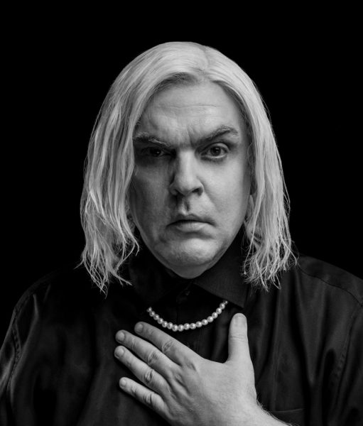 «Είμαι η γυναίκα μου»: Ο Αντώνης Λουδάρος στο ρόλο της πιο διάσημης Γερμανίδας τρανς στο θέατρο Μεταξουργείο