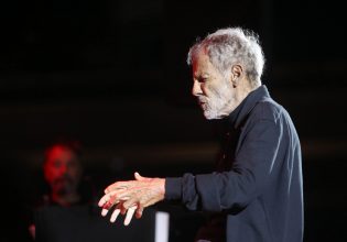 Σταύρος Ξαρχάκος: Η συγκινητική συνάντηση του με πλανόδιο μουσικό που τραγουδά «Ήτανε μια φορά»