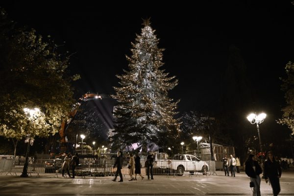 Σε κλίμα Χριστουγέννων η Αθήνα – Σήμερα η φωταγώγηση του δέντρου στο Σύνταγμα