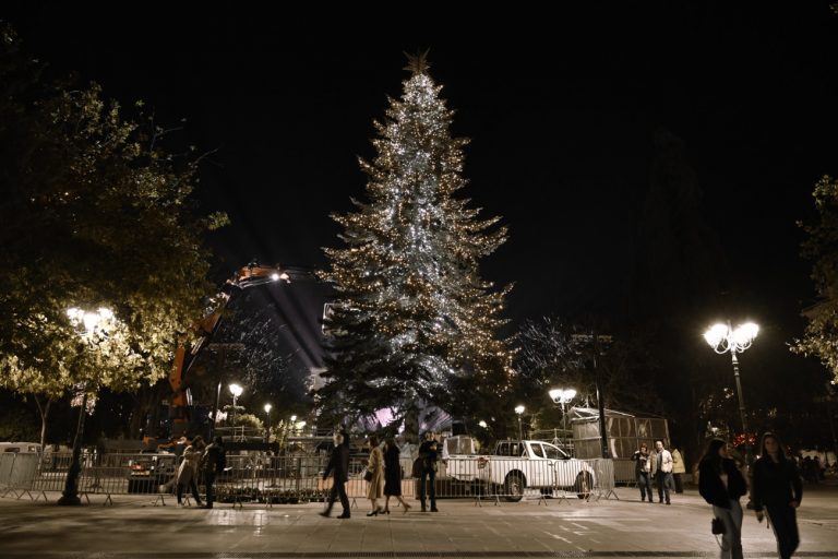 Σε κλίμα Χριστουγέννων η Αθήνα – Σήμερα η φωταγώγηση του δέντρου στο Σύνταγμα