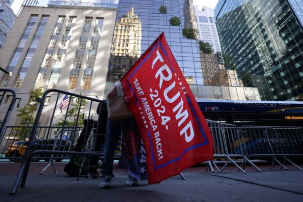 Εικόνα που δείχνει σημαία υπέρ της υποψηφιότητας του νεοκλεγέντος προέδρου Ντόναλντ Τραμπ