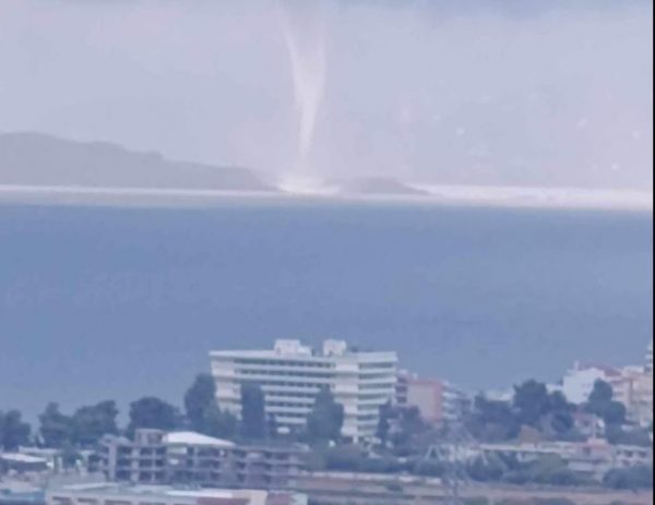 Υδροστρόβιλος εμφανίστηκε στον Σαρωνικό – Eντυπωσιακές εικόνες από τους Αγίους Θεοδώρους