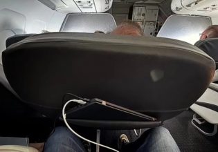 Πλήρωσε την πανάκριβη αναβάθμιση θέσης στο αεροπλάνο και… δεν πίστευε στα μάτια του