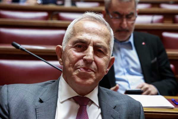 Ανεξαρτητοποιείται και ο Ευάγγελος Αποστολάκης – Με 27 βουλευτές μένει ο ΣΥΡΙΖΑ