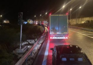 Τροχαίο στην Εγνατία Οδό: Ανατροπή νταλίκας στη γέφυρα Μετσόβου λόγω ισχυρών ανέμων