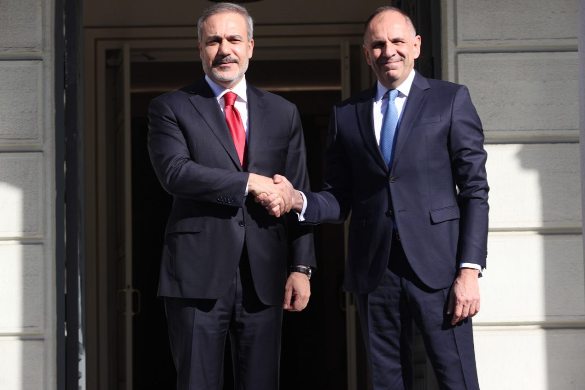 Στο υπ. Εξωτερικών ο Φιντάν – Σε εξέλιξη η συνάντηση με Γεραπετρίτη