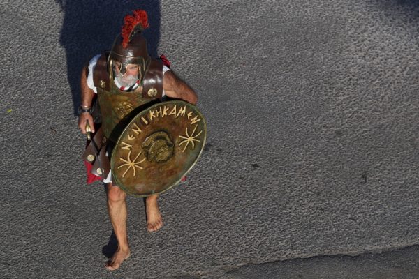 41ος Μαραθώνιος: Άνδρας εμφανίστηκε ντυμένος αρχαίος Έλληνας κι άλλος ντυμένος… κοτόπουλο