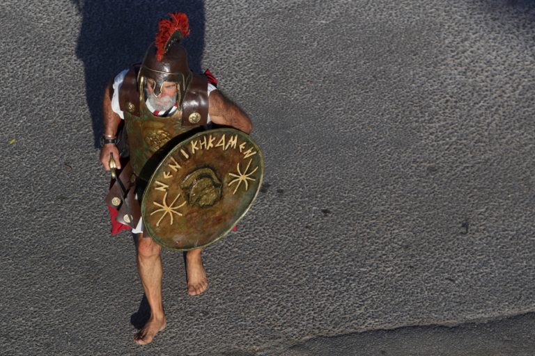 41ος Μαραθώνιος: Άνδρας εμφανίστηκε ντυμένος αρχαίος Έλληνας κι άλλος ντυμένος… κοτόπουλο