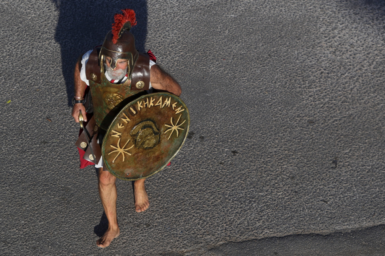 41ος Μαραθώνιος: Άνδρας εμφανίστηκε ντυμένος αρχαίος Έλληνας κι άλλος ντυμένος… κοτόπουλο