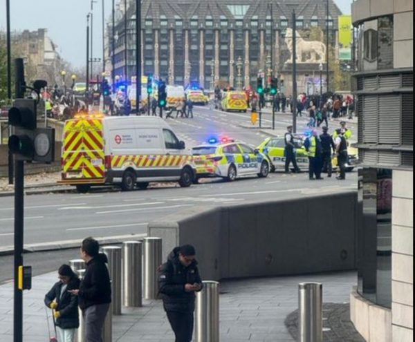 Λονδίνο: Επίθεση με μαχαίρι στη γέφυρα του Westminster – Σε κρίσιμη κατάσταση ένας άνδρας