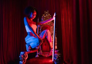 Τhroning: Αυτό είναι το νέο trend στις σχέσεις για τη νέα χρονιά;