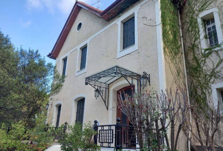 Εικόνα που δείχνει την εντυπωσιακή βίλα του Ανδρέα Βγενόπουλου στην Εκάλη με τον χαρακτηριστικό πύργο ύψους 16 μέτρων