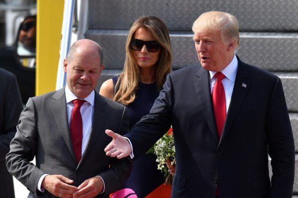 Σολτς – Τραμπ: «Ετοιμοι να συνεργαστούν για την επιστροφή της ειρήνης στην Ευρώπη»