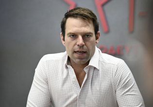 Ηρωική έξοδος Κασσελάκη με αντισυγκέντρωση στο Συνέδριο – Σενάρια νέας «αποστασίας» στο ΣΥΡΙΖΑ