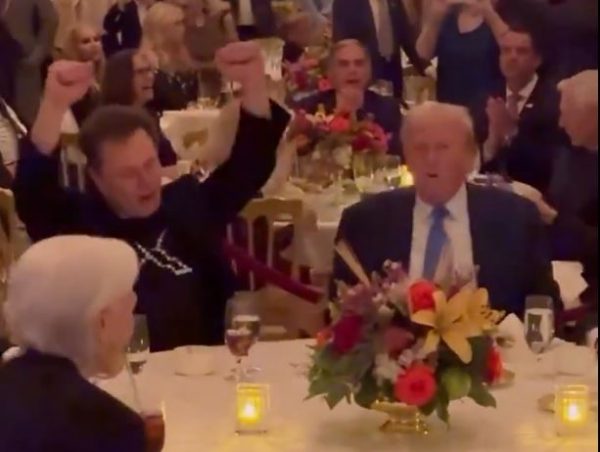 ΗΠΑ: Σε ρυθμούς YMCA Τραμπ, Μασκ και Μελάνια σε δείπνο την Ημέρα των Ευχαριστιών