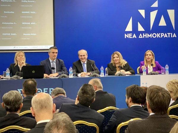 Γαλάζια μουρμούρα (και) για το φορολογικό – Το «φροντιστήριο» Χατζηδάκη, οι ανησυχίες των βουλευτών της ΝΔ