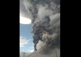 Ινδονησία: Μεγάλες ζημιές από το ηφαίστειο – Περίπου 10.000 εκτοπισμένοι έως τώρα